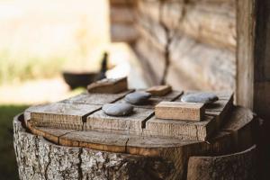 a wooden table with rocks on top of a tree stump at Maiensäss, Berghütte Chlara - autark, voll ausgestattet, Ressourcen begrenzt in Untervaz