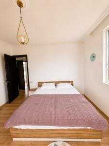 a bedroom with a large bed in a room at Kibula Horizon in Ureki