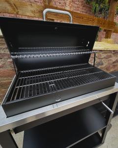 a barbecue grill sitting on top of a table at El Mirador de Mesones in Mesones de Isuela