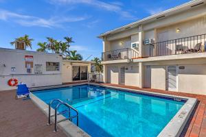 a swimming pool in front of a building at Ocean Sound's Hotel in Hollywood