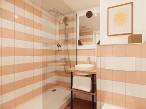 a bathroom with a sink and a mirror at ibis Styles Lyon Gerland in Lyon