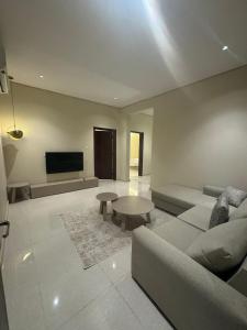 a living room with a couch and a table at فندق ارض الراحة in Khamis Mushayt