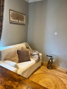 a living room with a couch and a table at Refuge champêtre in Champagnole +1 photo