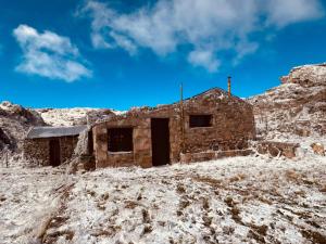 an old stone building in the middle of a mountain at Rinconcito Serrano in Mina Clavero