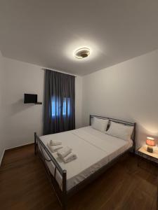 a bedroom with a bed with towels on it at Diktamo Village House in Ofrínion