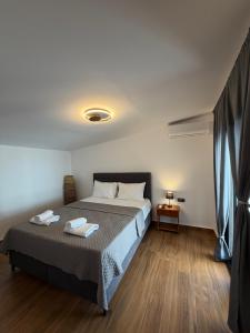 a bedroom with a bed with two towels on it at Diktamo Village House in Ofrínion