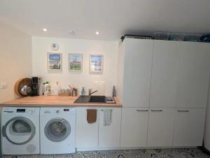 a kitchen with a sink and a washing machine at Agréables chambres indépendantes - Coutances centre in Coutances +15 photos