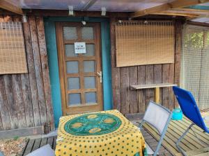a table and chairs in front of a house at Le nid de la mare in Mervans
