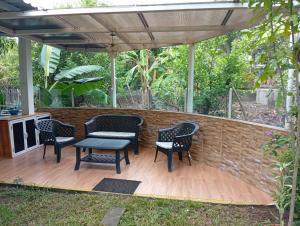 a patio with chairs and a table and a brick wall at Paz y Libertad in San Pedro Mártir