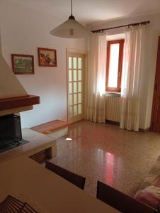 a living room with white walls and a window at La collinetta in Casa Regnano +6 photos