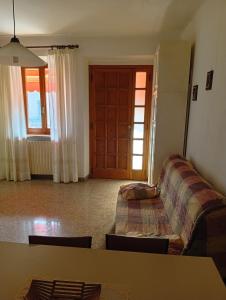 a living room with a couch and a table with chairs at La collinetta in Casa Regnano