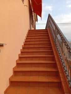 a staircase leading up to a building at La collinetta in Casa Regnano