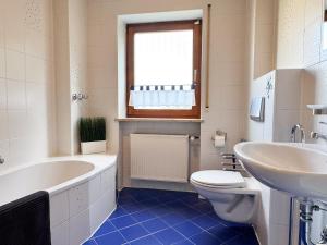 a bathroom with a tub and a toilet and a sink at Ferienwohnung Weiher - Nähe Nürnberg / Messe in Schwanstetten +27 photos