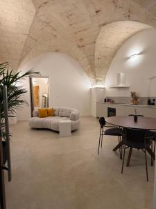 a living room with a couch and a table at Casa Nacci Accoglienza di Lusso in Brindisi