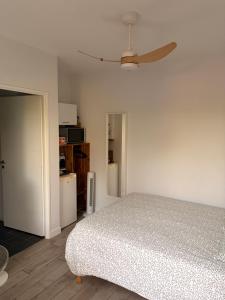 a bedroom with a bed and a ceiling fan at les aulnes de sanguinet lac et piste cyclable ,5mn à pied in Sanguinet
