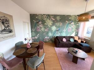 a living room with a couch and a table and chairs at Panoramablick am Theaterplatz stilvolle Wohnung in Chemnitz