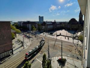 a street with a bus in a city with at Panoramablick am Theaterplatz stilvolle Wohnung in Chemnitz