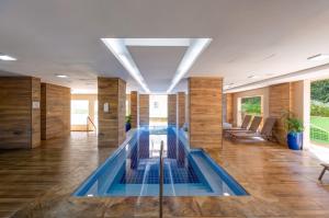 a pool in the middle of a room with wooden walls at Enjoy Olímpia Park Resort in Olímpia