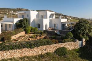 an aerial view of a white house with a stone wall at Casa Elia in Sarakíniko
