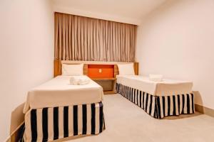 a hotel room with two beds and a window at Enjoy Olímpia Park Resort in Olímpia