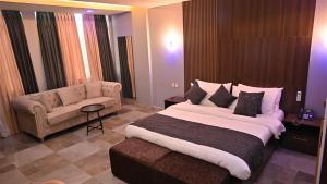 a hotel room with a bed and a chair at Andysilk Resort International in Ozu Abam