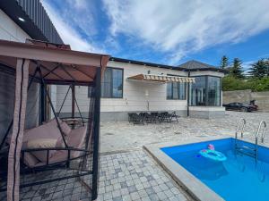 Piscina a Sevan House o a prop