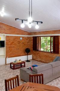 a living room with a couch and a table at Chácara Paraíso do Mar - Araçagi in São José de Ribamar