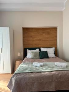 a bedroom with a large bed with two towels on it at Leśna Przystań in Pojezierze