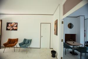 a living room with chairs and a table at Villa Sol Levante in Lequile