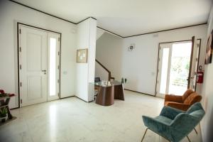 a living room with two chairs and a table at Villa Sol Levante in Lequile