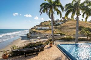 a swimming pool and a bathtub next to the beach at Jama Campay Hotel by Otium in Los Camarones