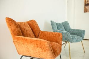 two chairs sitting next to each other in a room at Villa Sol Levante in Lequile