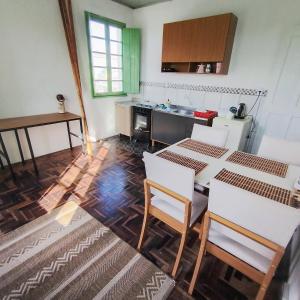 a kitchen with a table and chairs and a stove at Sobrado de esquina in Pelotas