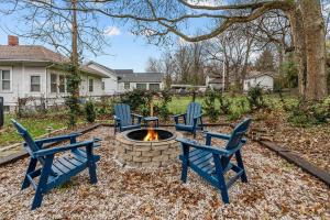a backyard with three blue chairs and a fire pit at Quiet 2BR Near Mercy Dog Friendly, Week & MO Rates in Springfield