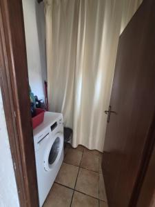 a washer and dryer in a small room at La casina dei nonni in Sinalunga