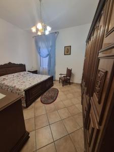 a bedroom with a bed and a blue curtain at La casina dei nonni in Sinalunga