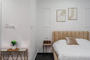 a bedroom with a bed and a table with a plant at חופשה בממלכה in Ashkelon