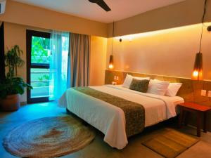 ein Schlafzimmer mit einem Bett und einem großen Fenster in der Unterkunft Hotel Ikzam Palenque in Palenque + 45 Fotos