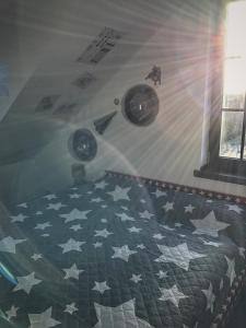 1 dormitorio con 1 cama con estrellas en la pared en Road Stop Wuppertal en Wuppertal