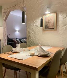 a wooden table with chairs and a dining room at Apartment -Zur Oehla in Ilmenau