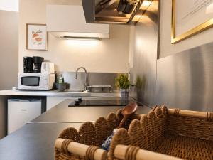 a kitchen with a counter top with a basket on it at Le Nid Dolois in Dole
