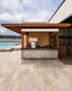an outdoor bar on the roof of a building at Apê 201 - Vem Aí in Governador Valadares