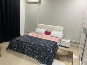 a bedroom with a bed with a black and white comforter at Hydra Résidence Privée in Hydra