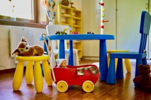 a childs play area with a toy car and a table at Sabines Sjöstuga in Bjärtrå