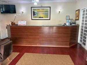 eine Lobby mit einer Holzbar in einem Raum in der Unterkunft Hotel Rafeli in Boituva