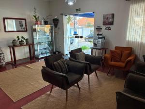 ein Wohnzimmer mit Stühlen und einem Tisch in der Unterkunft Hotel Rafeli in Boituva