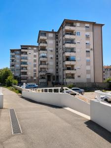 a parking lot in front of a tall building at Harmony Relax in Paraćin