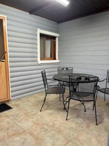 a patio with a table and chairs and a window at Good Time 99 in Shezor