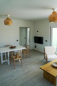 a living room with a white table and chairs at MENTOROS VILLAS in Karavádhos
