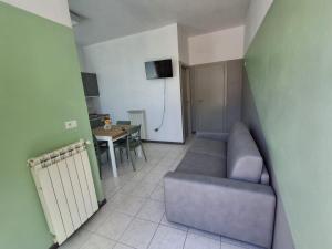 a living room with a couch and a table at Il Codibugnolo-casa vacanze Arezzo in Arezzo